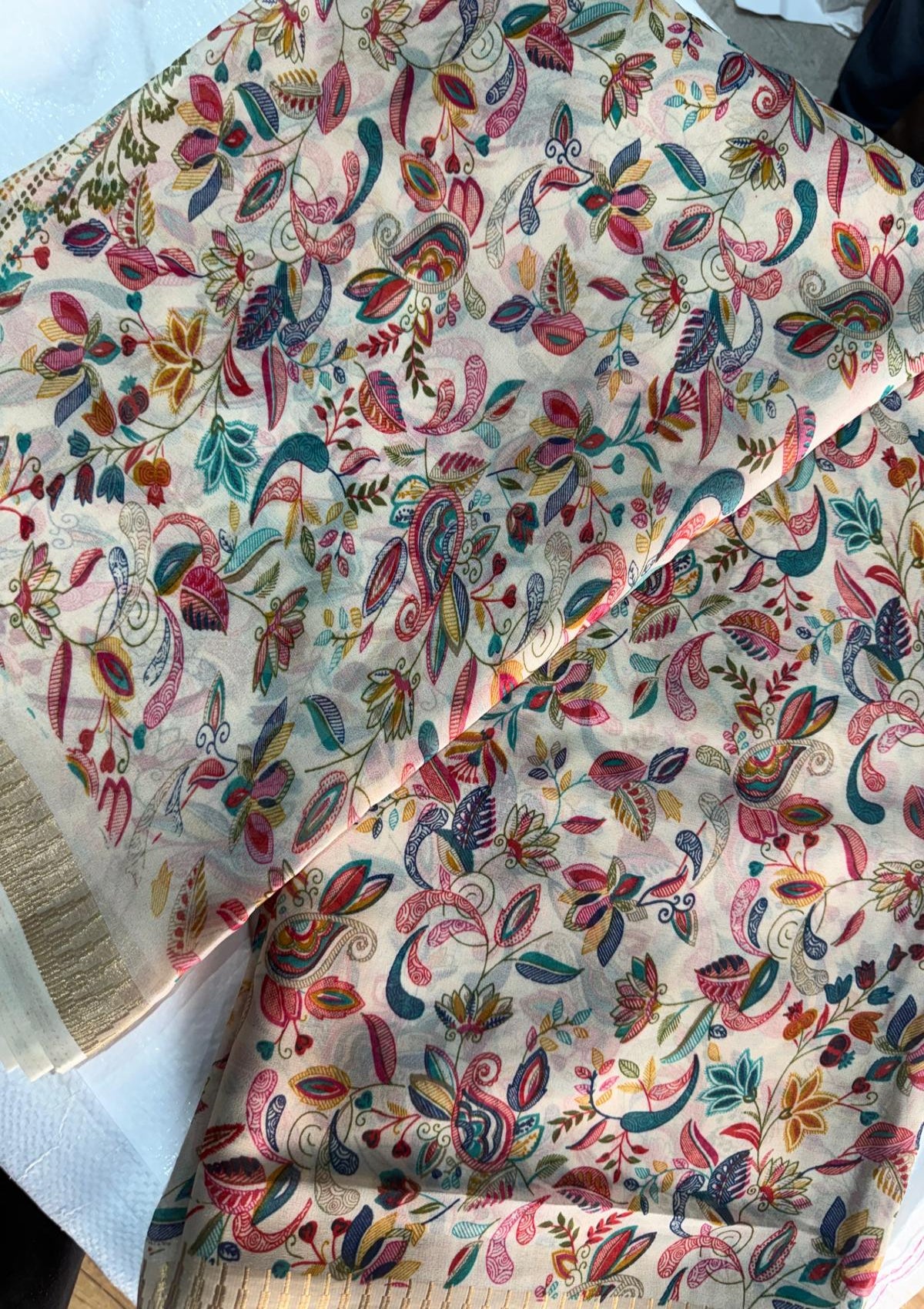 Ivory Floral & Paisley Georgette Saree - D00043