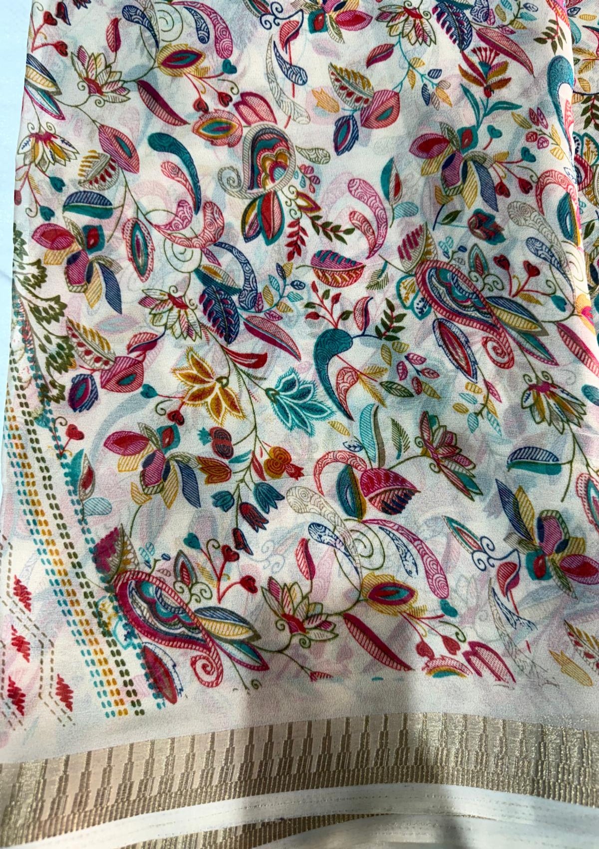 Ivory Floral & Paisley Georgette Saree - D00043